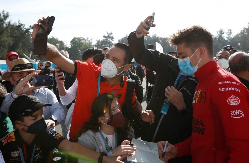 Charles Leclerc atendiendo aficionados mexicanos