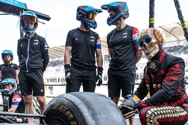 Catrín vestido como charro posa dentro de la pista del Autódromo Hermanos Rodríguez