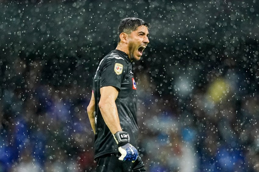 Jesús Corona, en un partido del Cruz Azul