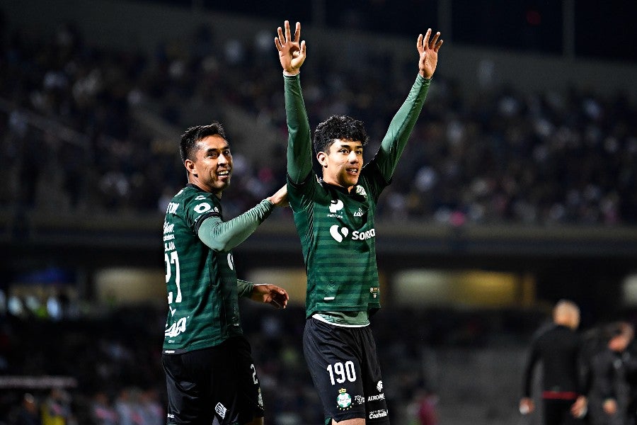 Omar Campos celebrando un gol