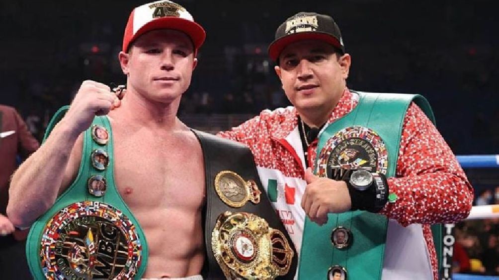 Canelo Álvarez y Eddy Reynoso festejando 