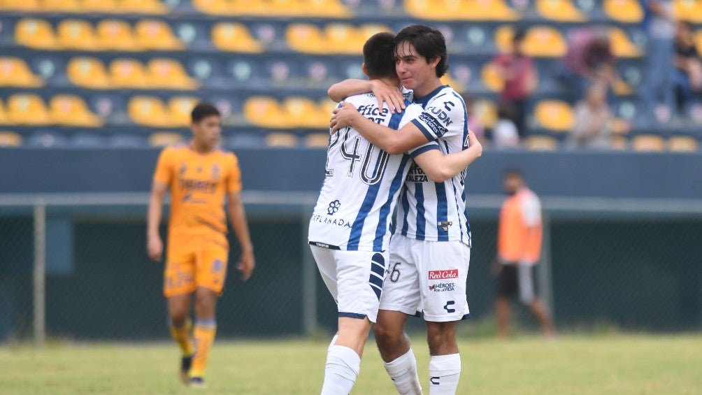 Jugadores de Pachuca Sub durante un partido