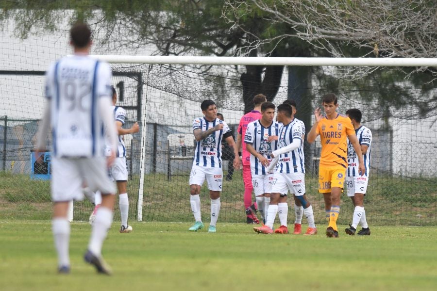 Jugadores de Pachuca Sub durante un partido