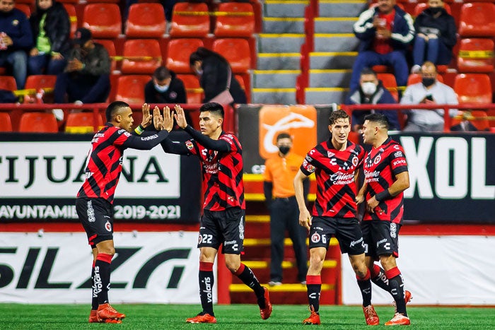 Los jugadores de Xolos celebrando un gol