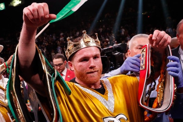 'Canelo' Álvarez celebra triunfo frente a Caleb Álvarez