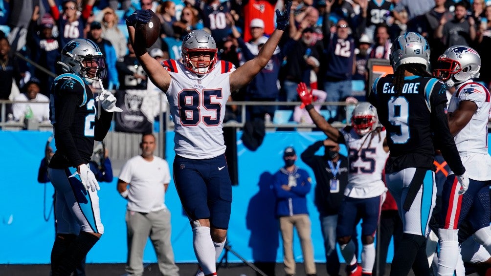 Jugador de los New England Patriots celebró durante el partido frente a los Carolina Panthers