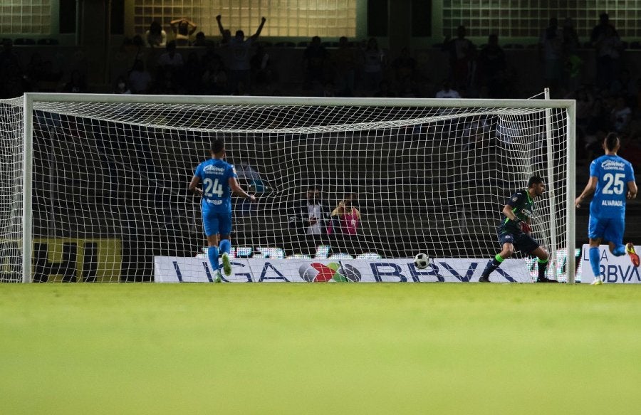 Defensa de La Máquina ante gol de Universidad