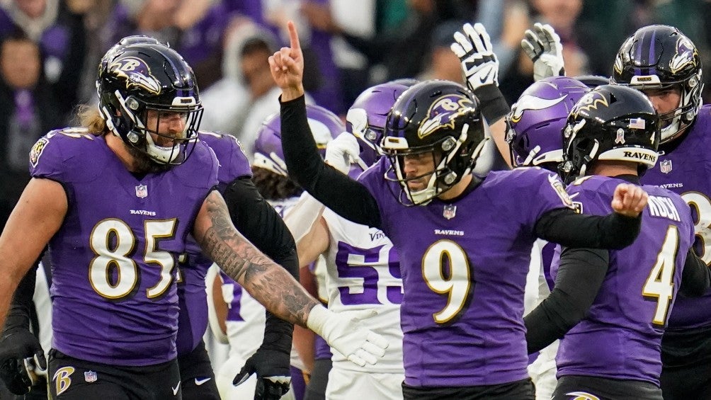 Justin Tucker festeja gol de campo en tiempo extra