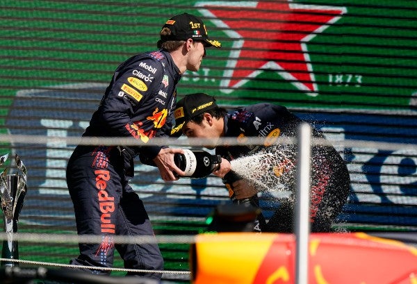 Sergio 'Checo' Pérez celebra junto a Max Verstappen en el podio del GP de la Ciudad de México