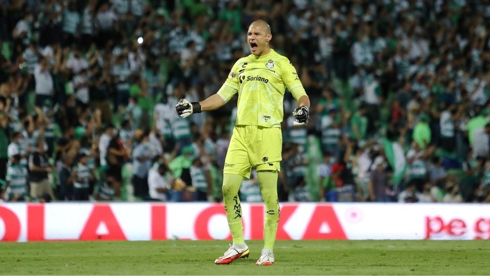 Lajud en un partido con Santos 