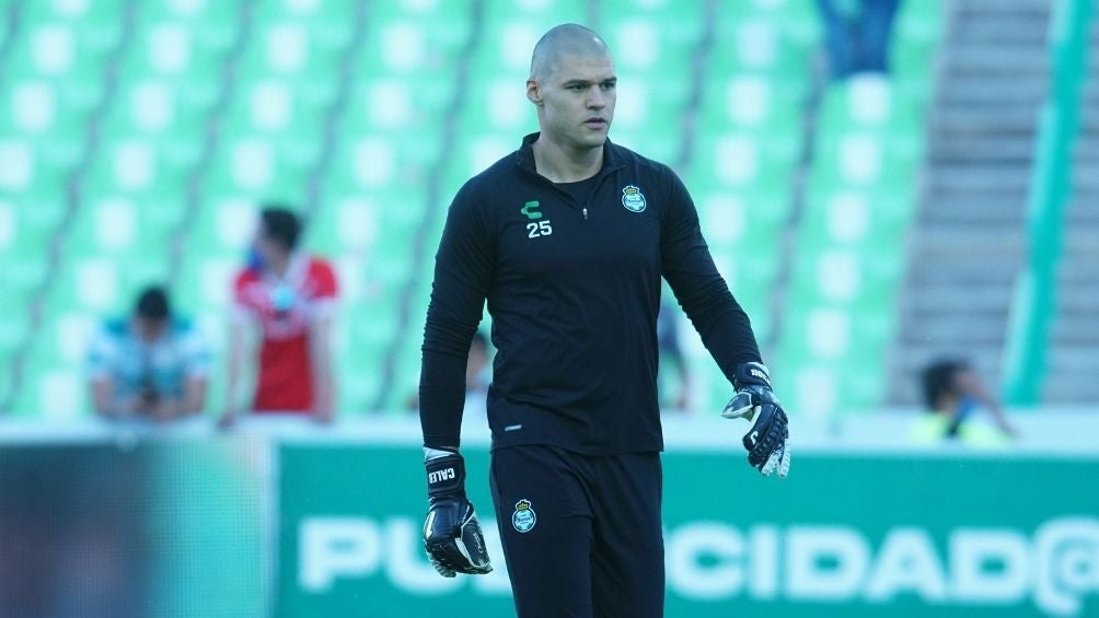 Lajud en un partido con Santos 