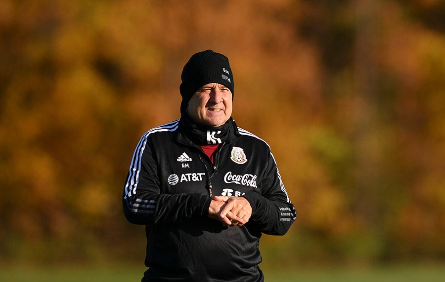 Gerardo Martino observando la práctica