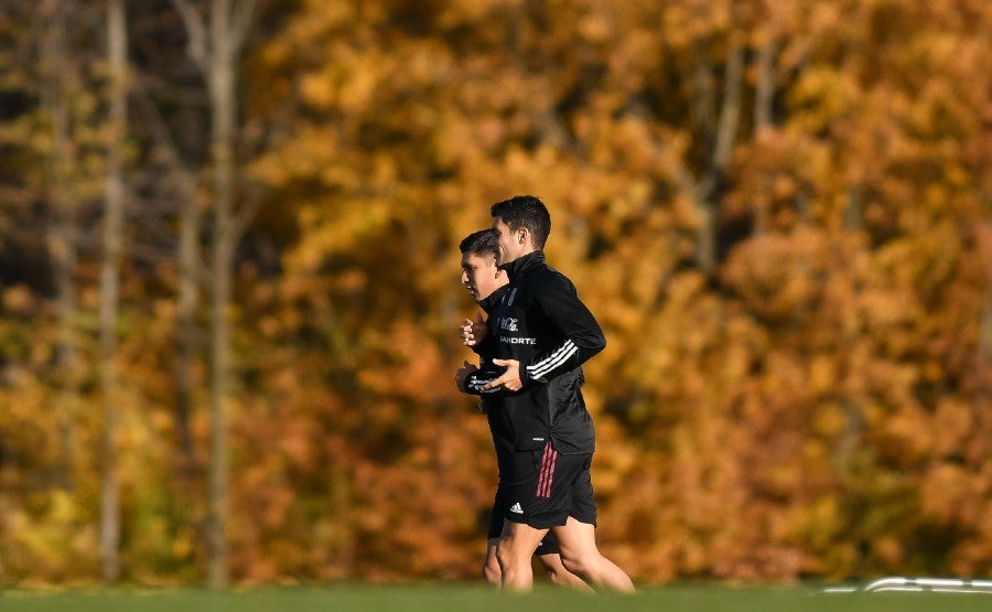 Raúl Jiménez corriendo en entrenamiento