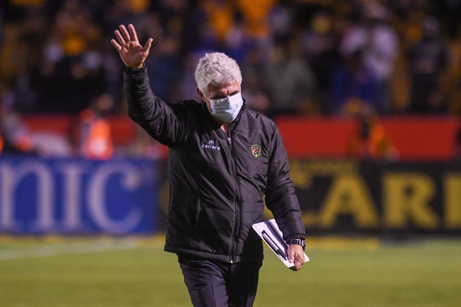 Tuca Ferretti previo a un partido con Juárez