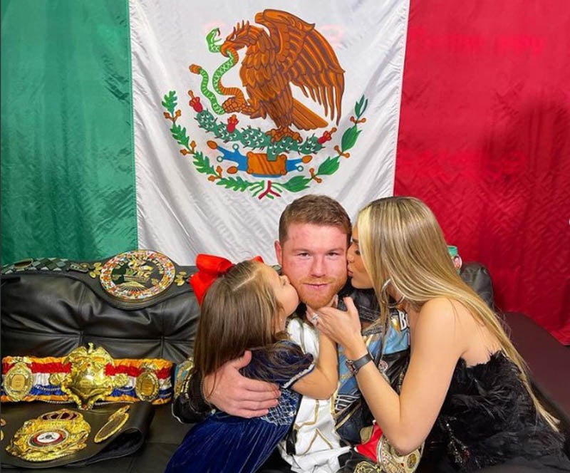 Canelo con su esposa y su hija antes de la pelea ante Plant