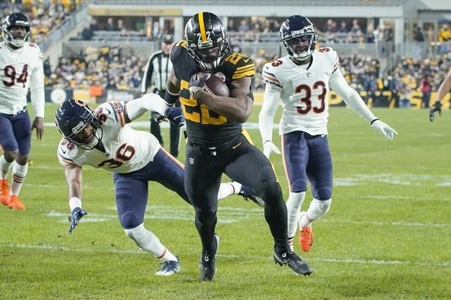 Najee Harris en duelo ante Chicago