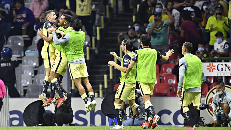 Álvaro Fidalgo y los jugadores de América festejan un gol