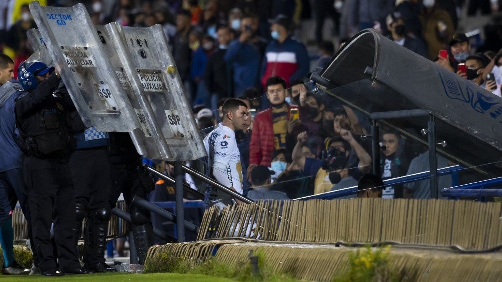 Video: Erik Lira 'zapeó' a policía tras triunfo ante Cruz Azul