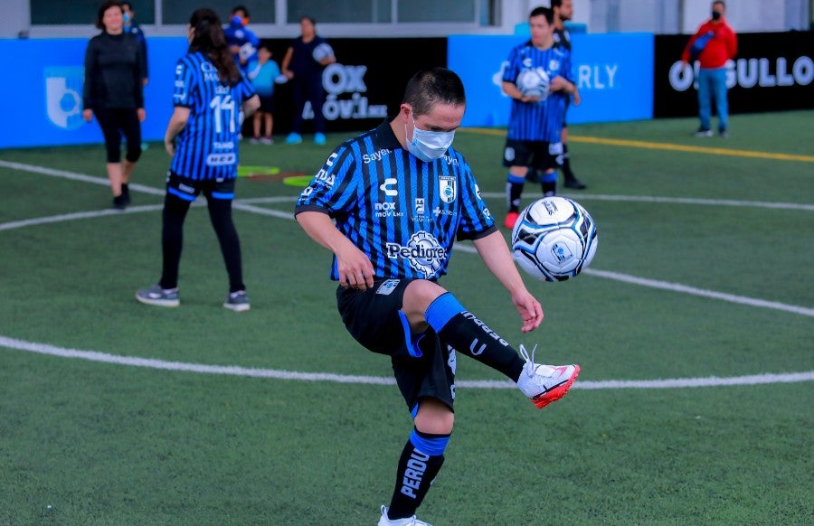 Jugadores de Gallos Smiling dominando el balón