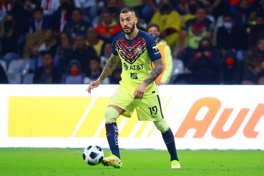 Emanuel Aguilera durante un partido con América