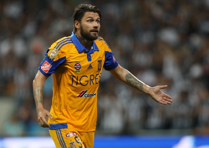 Rafael Sobis en un partido de Tigres