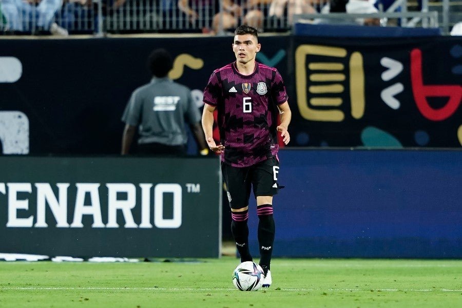 Johan Vásquez durante un partido con el Tri