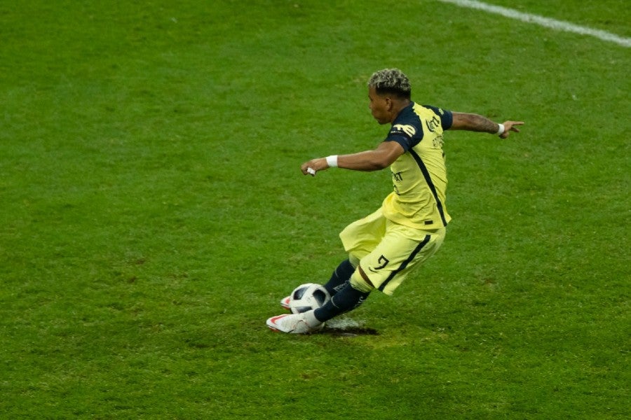 Roger Martínez tirando penal vs Rayados