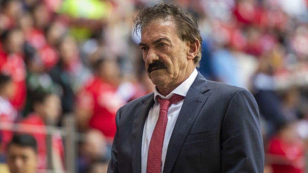 Ricardo La Volpe dirigiendo al Toluca en la Liga MX