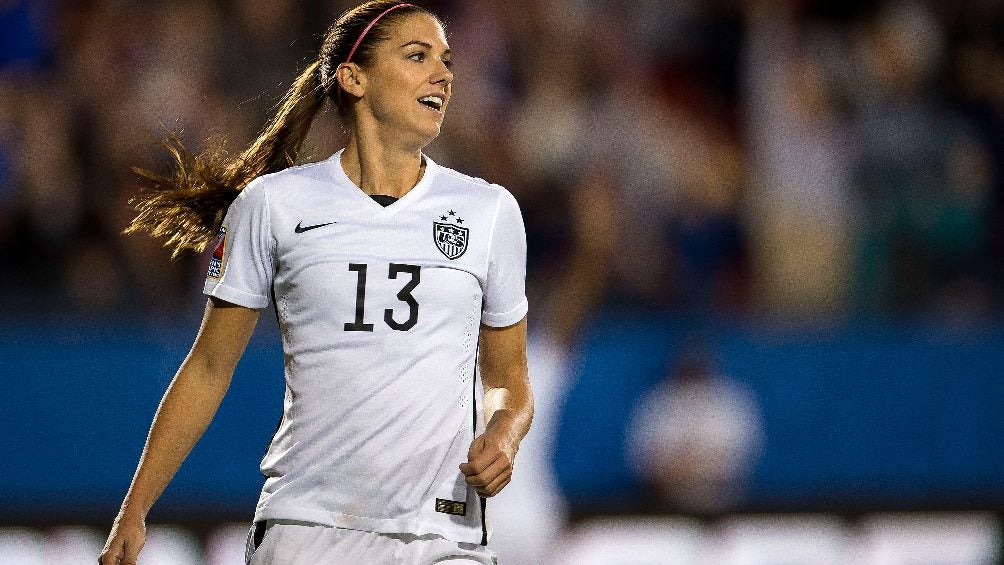 Alex Morgan jugando con la Selección de Estados Unidos