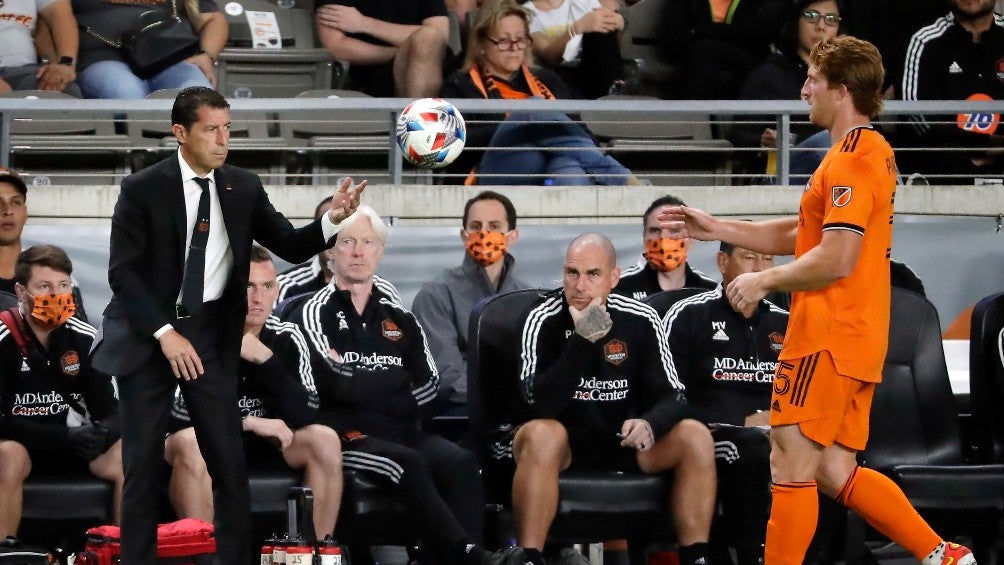 Tab Ramos durante un partido con Houston Dynamo