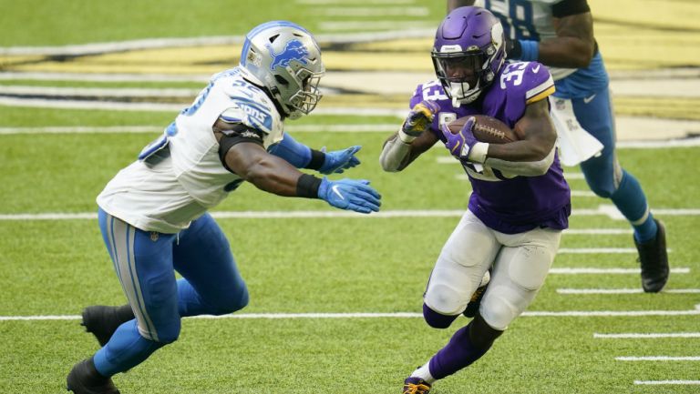 Dalvin Cook se aleja con el blalón de Christian Jones 