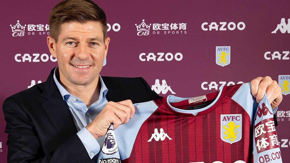 Gerrard presume la playera del Aston Villa