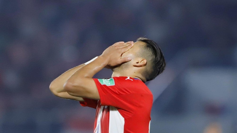 El jugador de Paraguay Oscar Romero reacciona durante partido frente a Chile