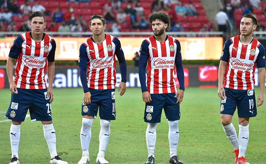 Jugadores del Guadalajara previo a partido en el Akron