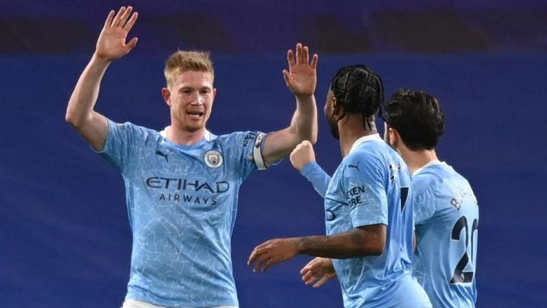 Jugadores del Manchester City celebran gol