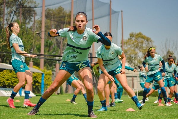 Karen Luna durante entrenamiento con las Águilas