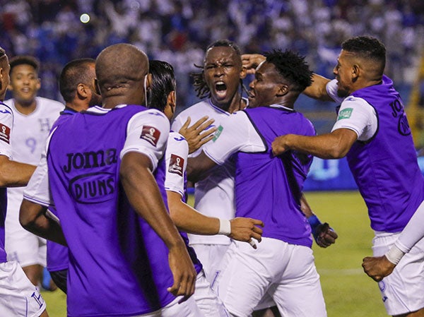 Jugadores de Honduras festejan un gol