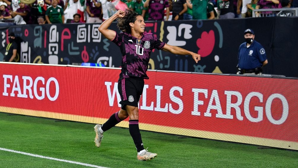 Diego Lainez en partido con Selección