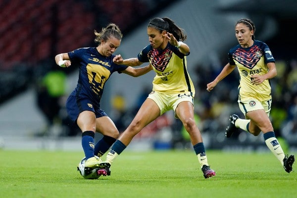 Karen Luna de América frente a Laura Herrera de Pumas