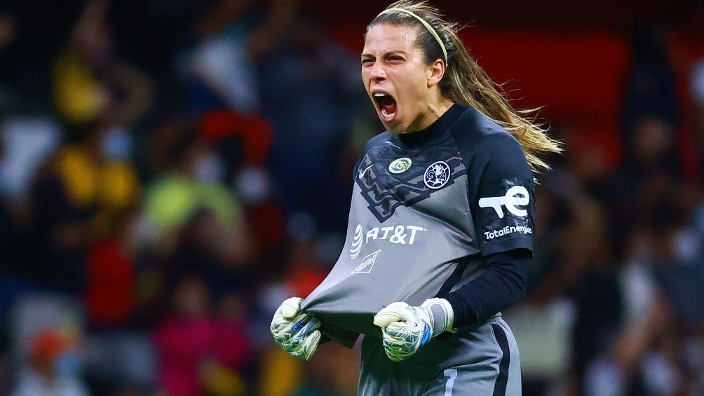 Renata Masciarelli reacciona durante partido del América