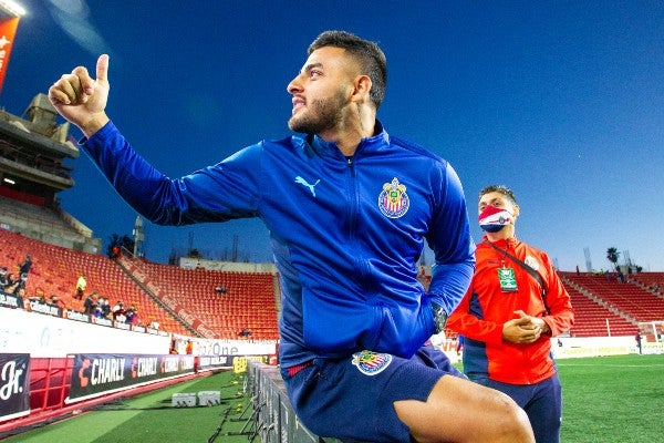 Alexis Vega saluda a la afición en juego contra Xolos