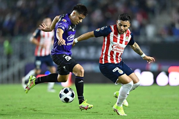 Alexis Vega en acción frente a Mazatlán