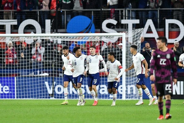 Pulisic celebra junto a la escuadra de las Barras y las Estrellas 