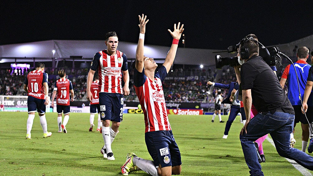 Jugadores de Chivas festejan un gol