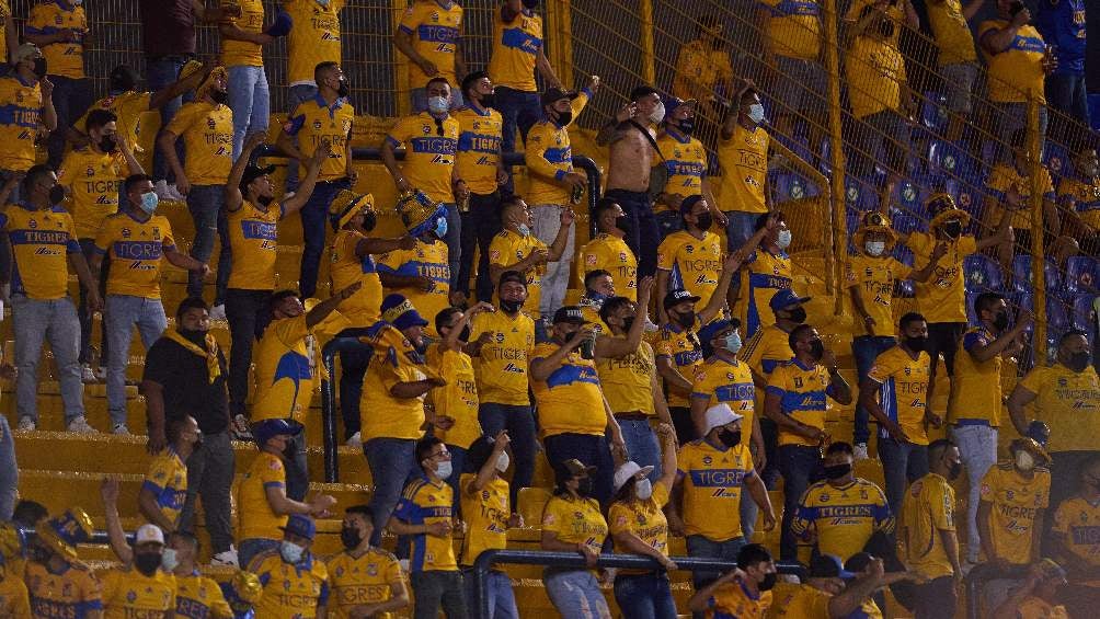 Afición de Tigres en el estadio Universitario