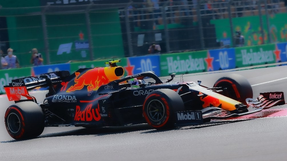 Checo Pérez corriendo en el GP de México