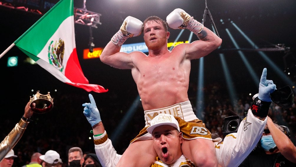 Canelo Álvarez festejando victoria ante Caleb Plant