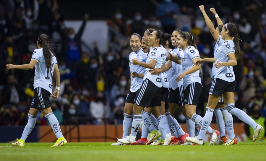 Jugadoras de Tigres festejan el tanto de María Sánchez