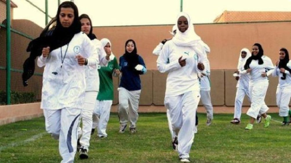 Jugadoras de Arabia Saudita entrenando