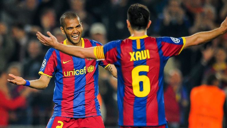 Dani Alves y Xavi Hernández jugando con el Barcelona